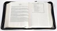 MacArthur Studienbibel mit Echtleder-Bibelhülle - Hülle in leicht genarbten Echtleder mit...