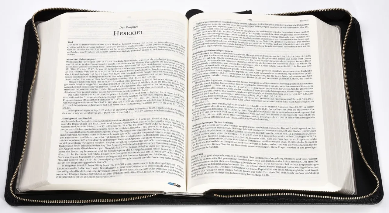 MacArthur Studienbibel mit Echtleder-Bibelhülle - Hülle in leicht genarbten Echtleder mit...